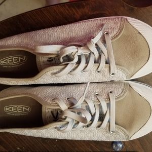 Keen Elsa crochet 10.5 shoes